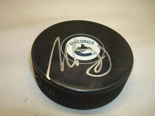 Александър Бъроуз подписа хокей шайба Ванкувър Канъкс с автограф от 1D - за Миене на НХЛ с автограф