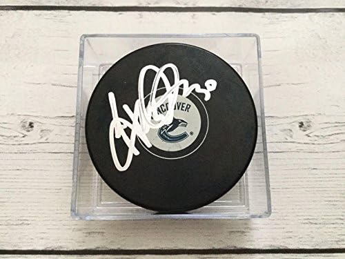 Райън Милър подписа хокей шайба Ванкувър Канъкс с автограф a - за Миене на НХЛ с автограф